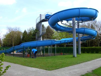 Badestrand am See mit Rutsche
