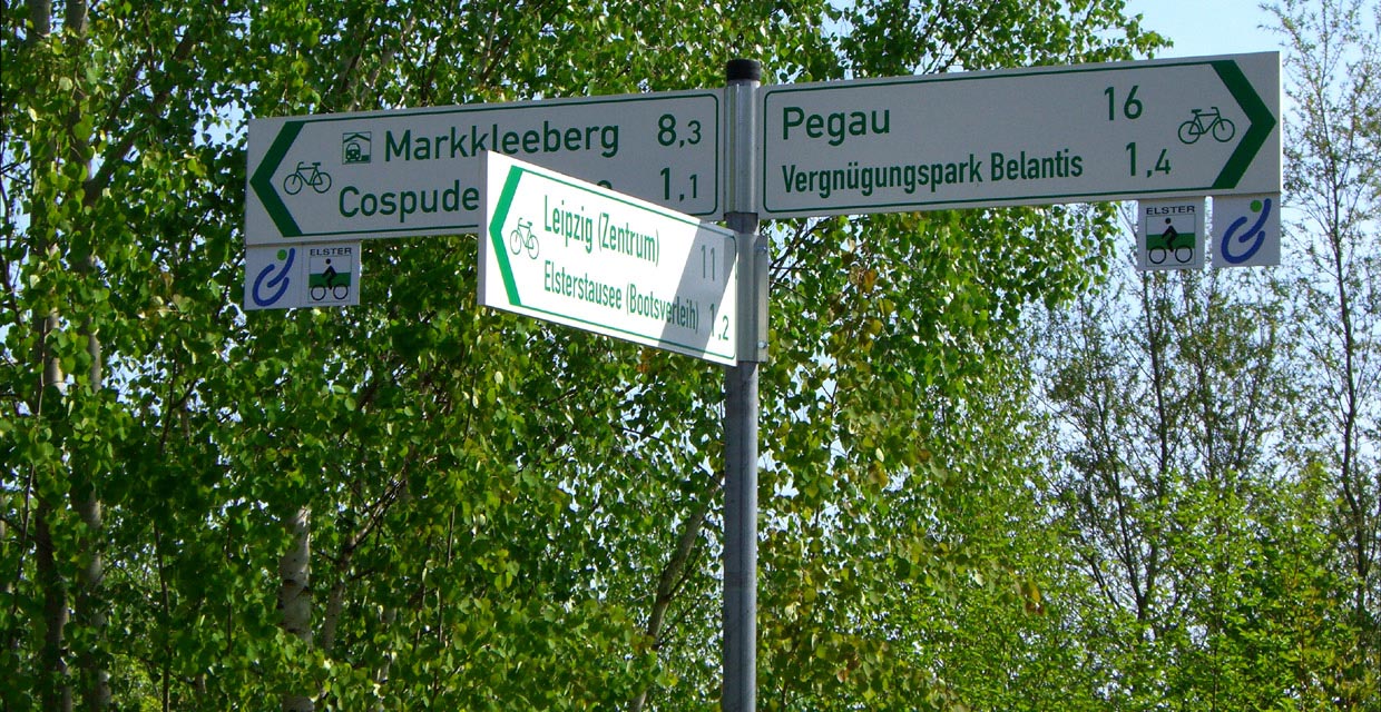 Hauptwegweiser am Elsterradweg in Leipzig