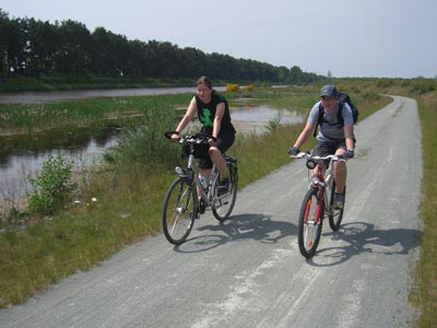 Radler am Mittellandkanal bei Mannhausen Radler am Mittellandkanal bei Mannhausen