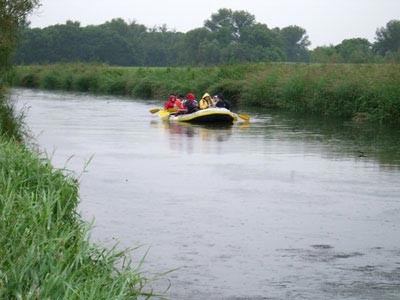 Schlauchboot auf der Unstrut bei Schallenburg Schlauchboot auf der Unstrut bei Schallenburg
