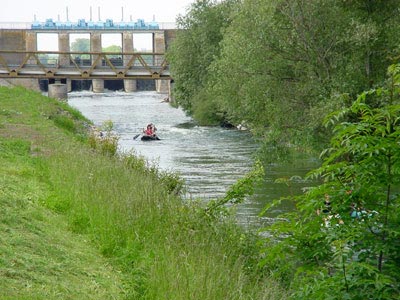 Paddler hinter dem Auslaufbauwerk Straußfurt Paddler hinter dem Auslaufbauwerk Straußfurt